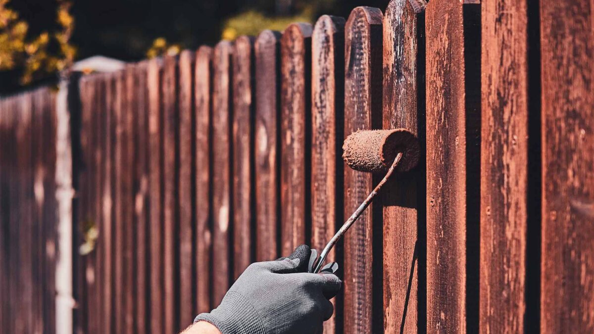 How to Maintain a Stained Fence in Austin’s Humid Weather