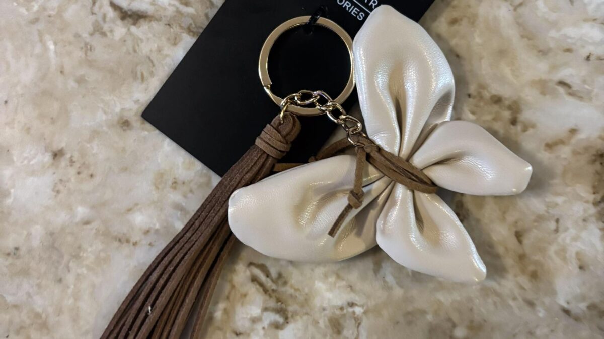 Minimal keychain trends are preferred for simple and clean accessory looks