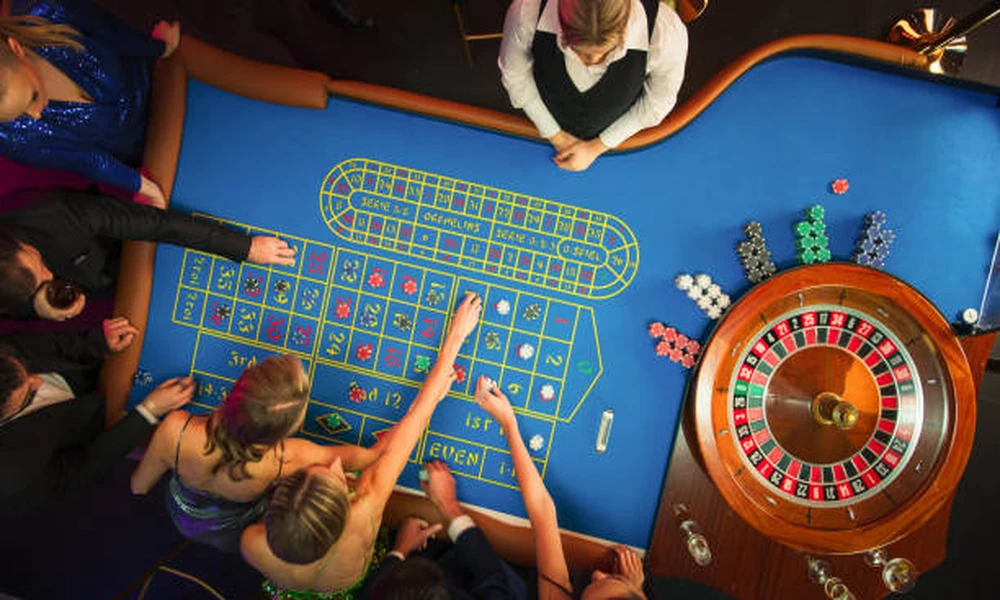 How do crypto bonus roulette play intervals vary by type?